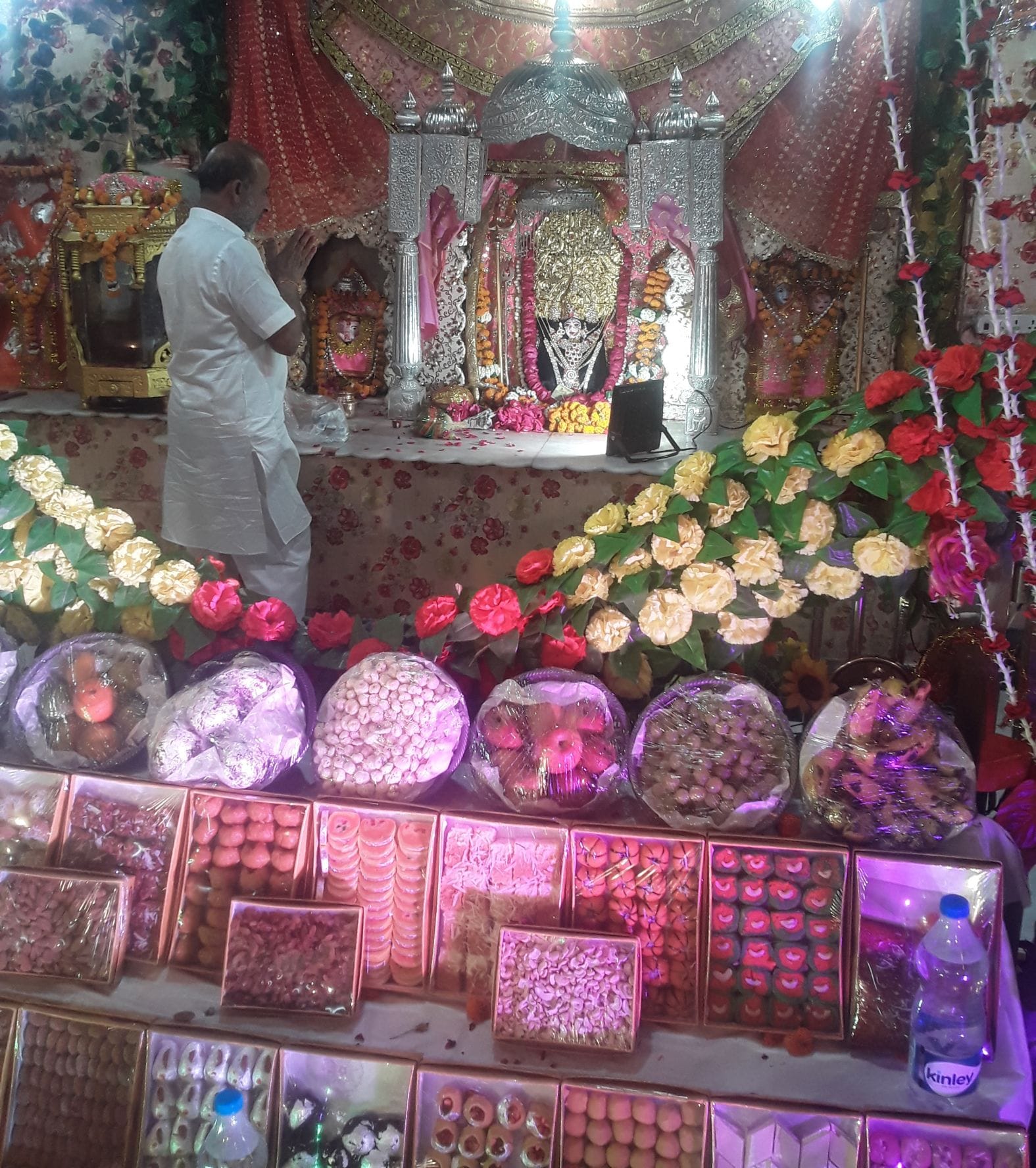 गुरुगांव देवी मंदिर में मां को लगाया गया छप्पन भोग। संवाद गुरुगांव देवी मंदिर में मां को लगाया गया छप्पन भोग। संवाद