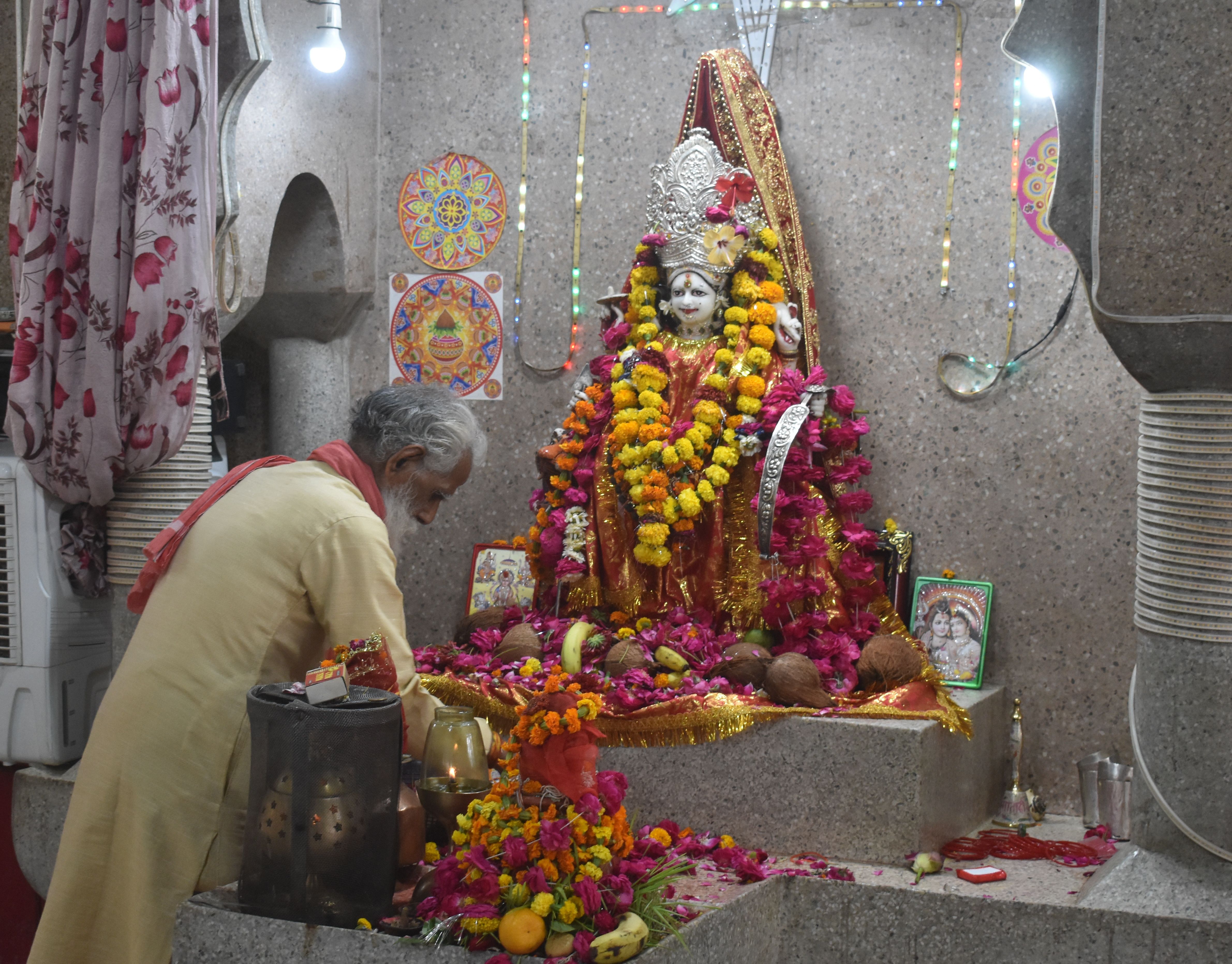 जगन्नाथगंज स्थित दुर्गा मंदिर में देवी मां को प्रसाद का भोग लगाते पुजारी। संवाद