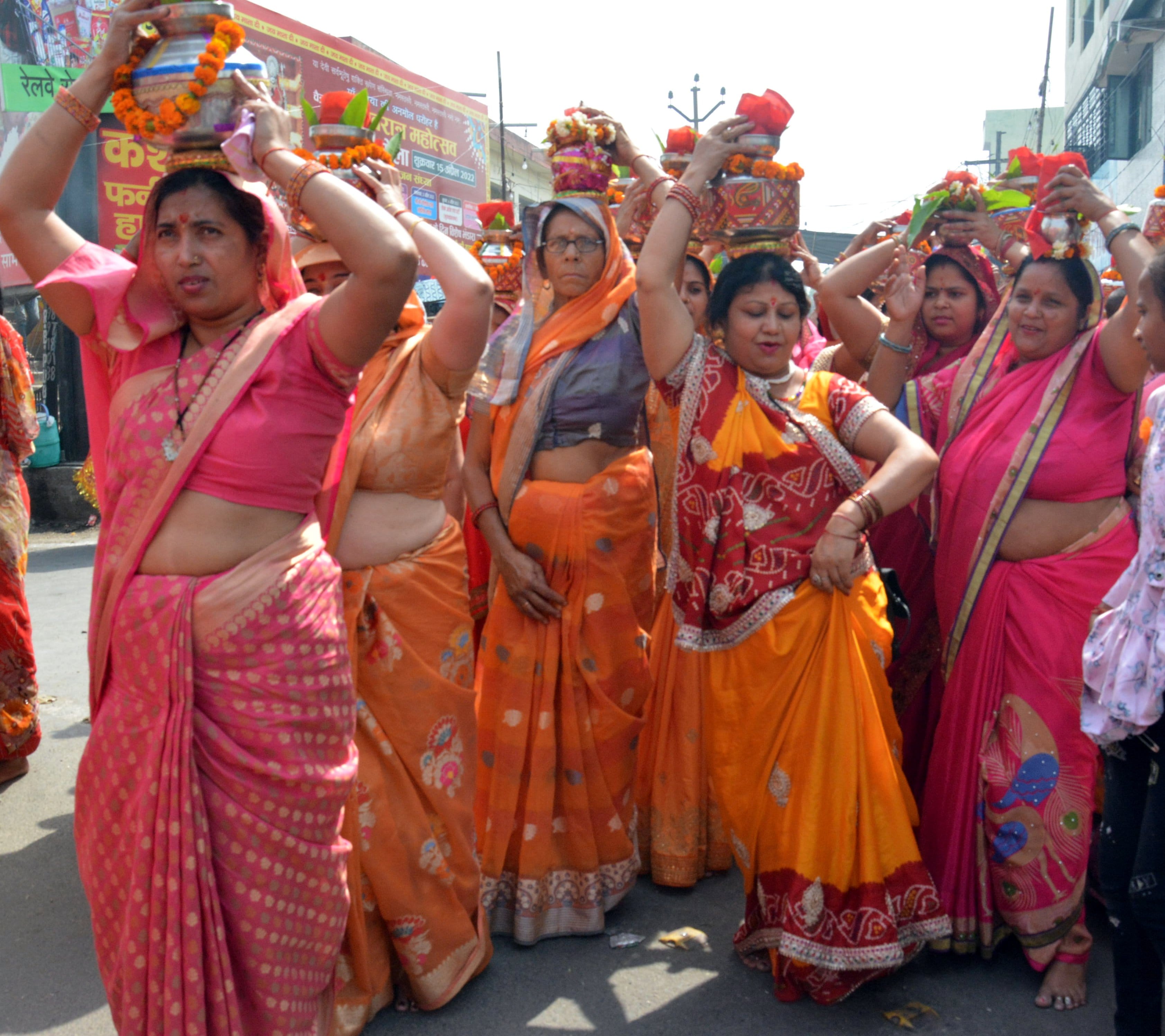 कलश यात्रा में नाचते झूमते शामिल श्रद्वालु। कलश यात्रा में नाचते झूमते शामिल श्रद्वालु।