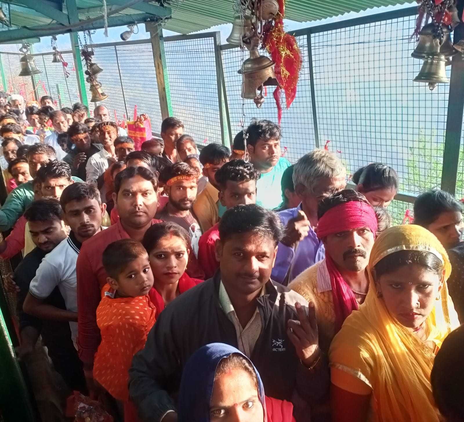 मां पूर्णागिरि देवी के दर्शनों के लिए कतार में लगे श्रद्धालु। संवाद न्यूज एजेंसी मां पूर्णागिरि देवी के दर्शनों के लिए कतार में लगे श्रद्धालु। संवाद न्यूज एजेंसी