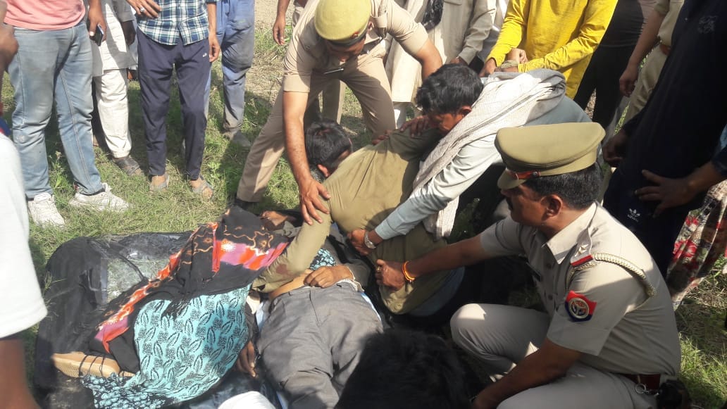 मुजफ्फरनगर : खतौली के गांव भैसी में मौत के बाद रोते बिलखते परिजन।