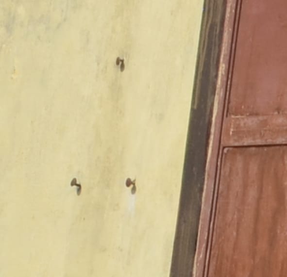 मकान से हटाई गई नेम  प्लेट
