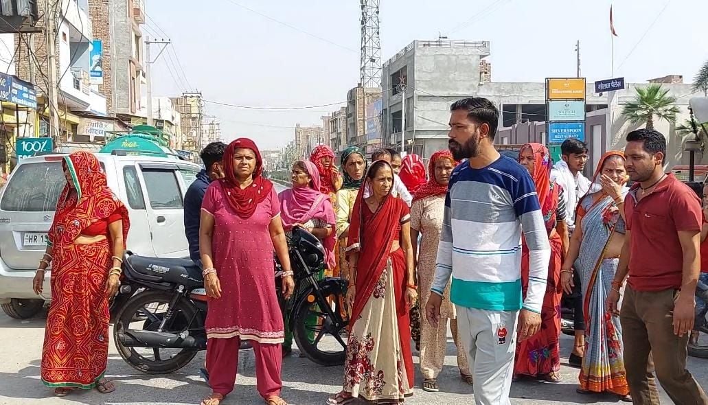 मेला ग्राउंड में पानी की किल्लत को लेकर रोड जाम कर खड़ी महिलाएं। मेला ग्राउंड में पानी की किल्लत को लेकर रोड जाम कर खड़ी महिलाएं।