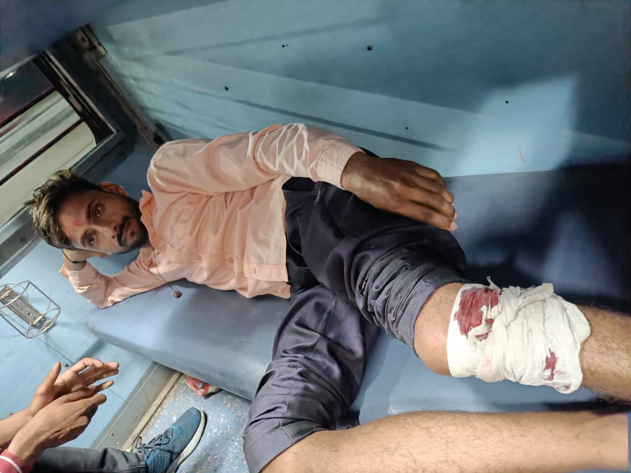 मुरादाबाद में ट्रेन में हुई लूट के दौरान बदमाश के द्वारा घायल यात्री का अमर उजाला के ट्विटर हैंडल