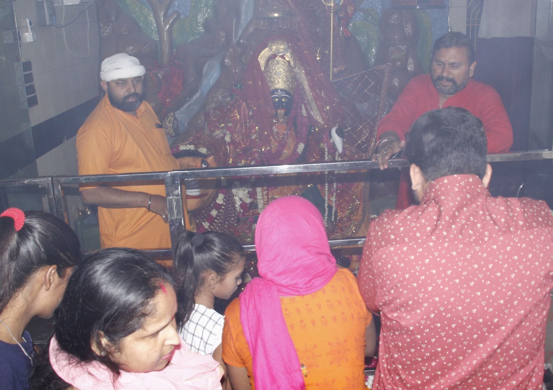 नगला मंदिर में माता रानी के दर्शन करते भक्तजन। संवाद