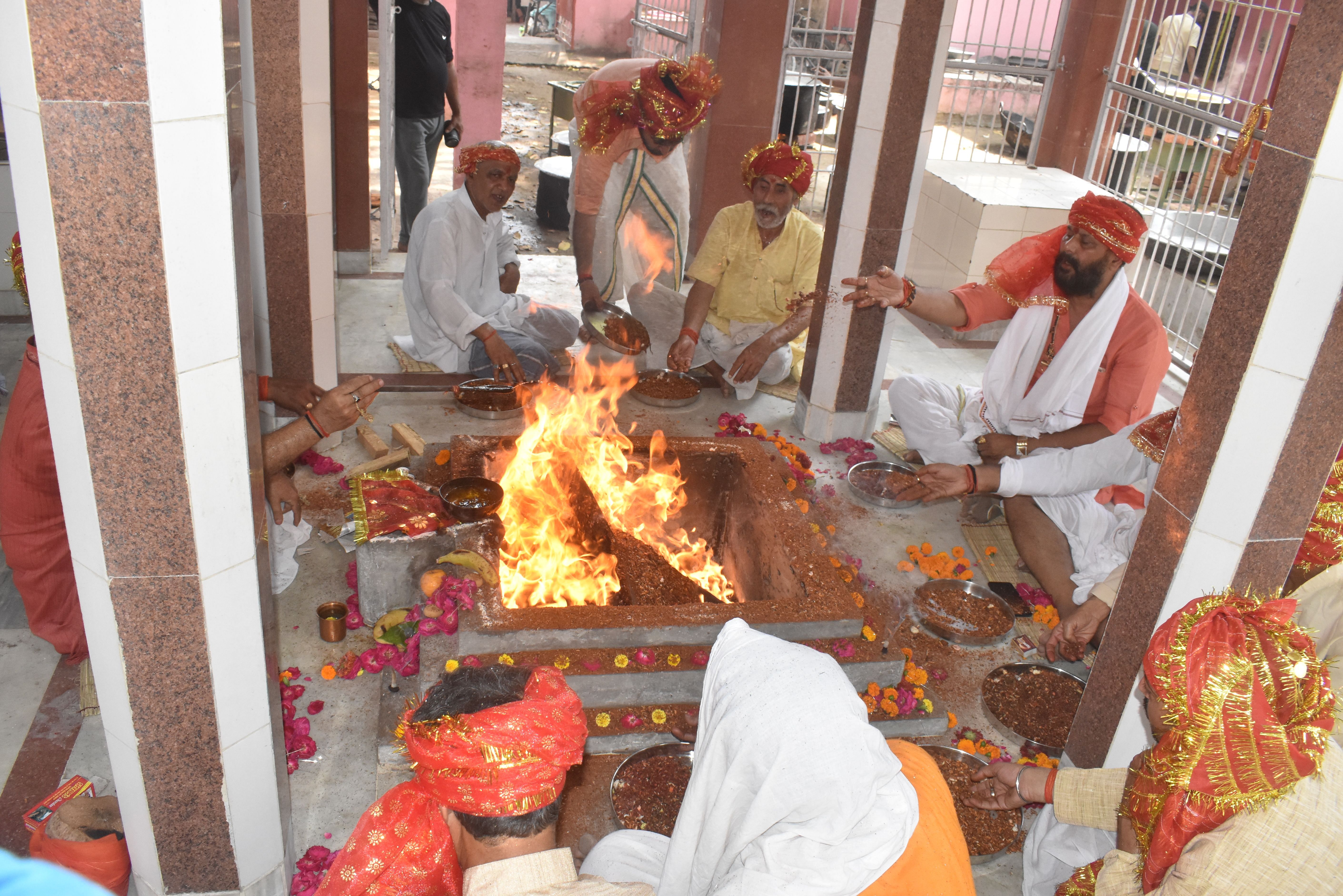 नवमी पर दुर्गा मंदिर में हवन करते मंदिर समिति के पदाधिकारी। संवाद