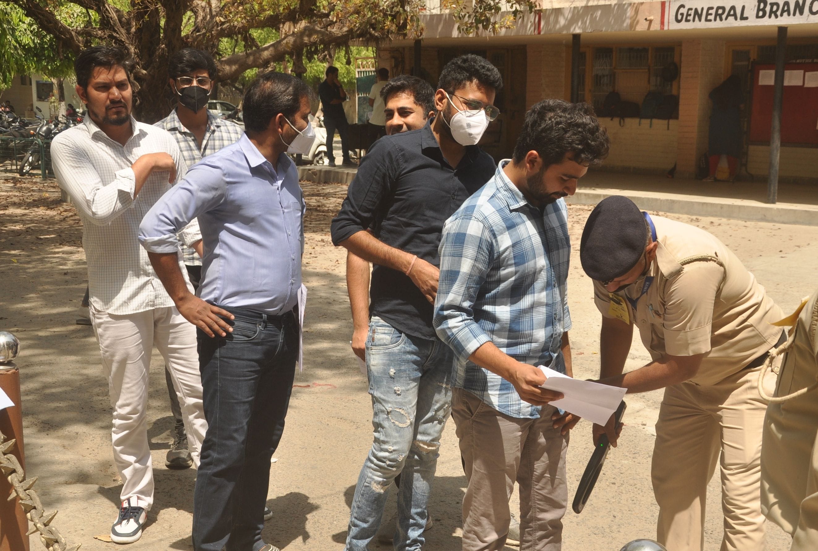 पीजीआई में मेडिकल ऑफिसर के लिय स्क्रीनिंग परिक्षा देने पहुंचे परीक्षार्थियों की जांच करता गार्?