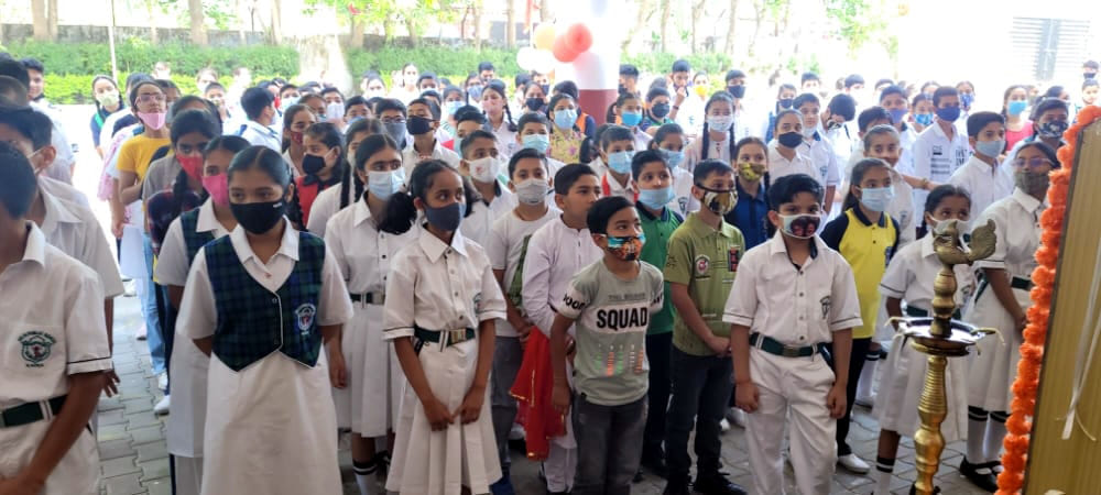 स्कुल में बच्चे पहुचने के वाद डीसी ने की बच्चों से मुलाकात