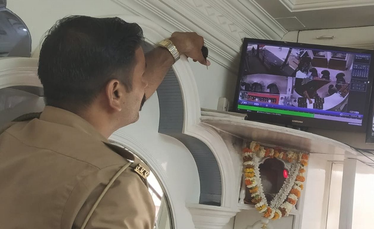 सोमवार को गणपति प्लाजा स्थित सराफा की दुकान पर लूट होने के बाद सीसीटीवी कैमरे में लुटेरे को देखते सोमवार को गणपति प्लाजा स्थित सराफा की दुकान पर लूट होने के बाद सीसीटीवी कैमरे में लुटेरे को देखते