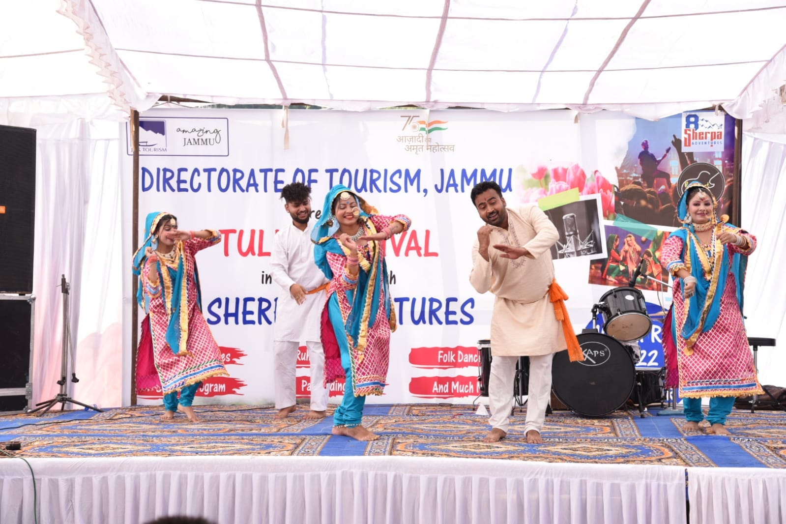 सनासर में आयोजित ट्यूलिप उत्सव में सांस्कृतिक कार्यक्रम पेश करते कलाकार