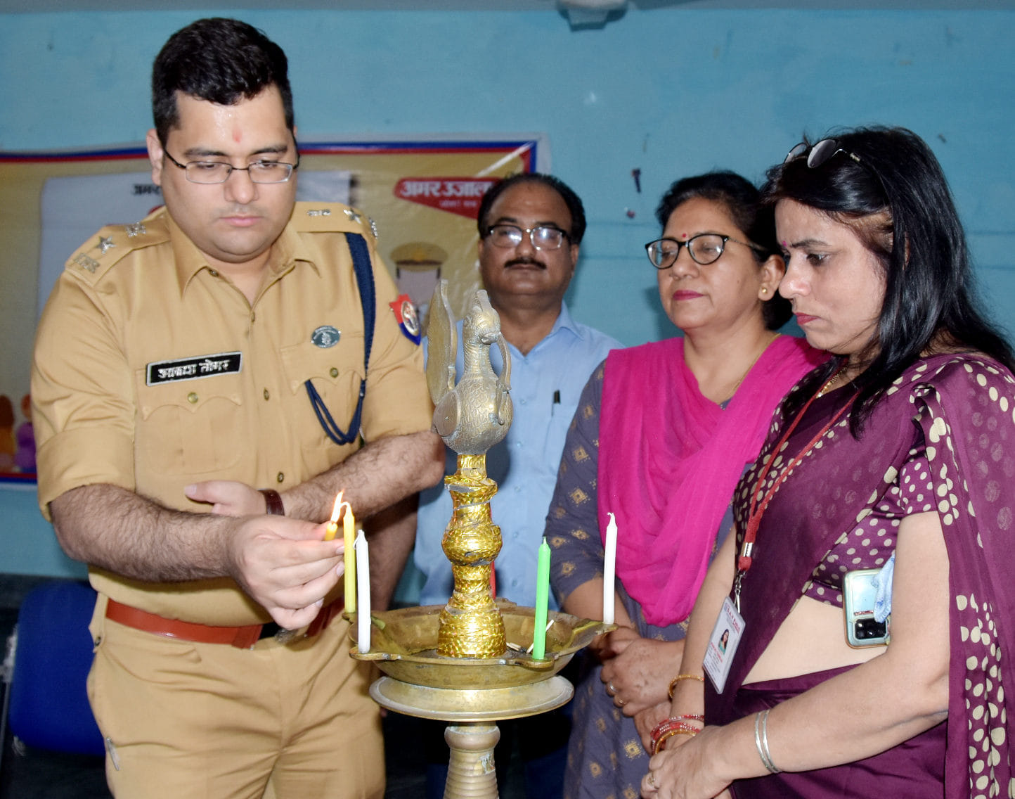 सोनिया विहार स्थित एसआर डीएवी पब्लिक स्कूल में पुलिस की पाठशाला कार्यक्रम दीप प्रज्जवलित करते ए सोनिया विहार स्थित एसआर डीएवी पब्लिक स्कूल में पुलिस की पाठशाला कार्यक्रम दीप प्रज्जवलित करते ए