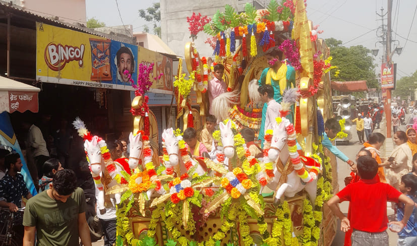 शोभायात्रा में शामिल भव्य झांकी शोभायात्रा में शामिल भव्य झांकी