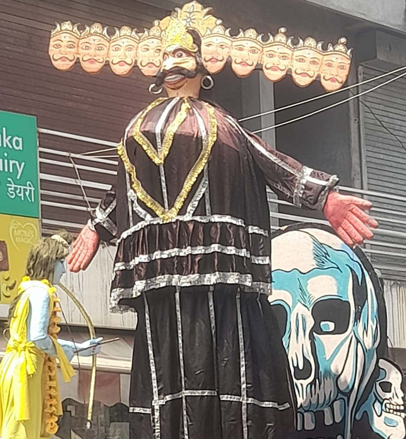 शोभायात्रा में शामिल दशानन रावण की झांकी शोभायात्रा में शामिल दशानन रावण की झांकी