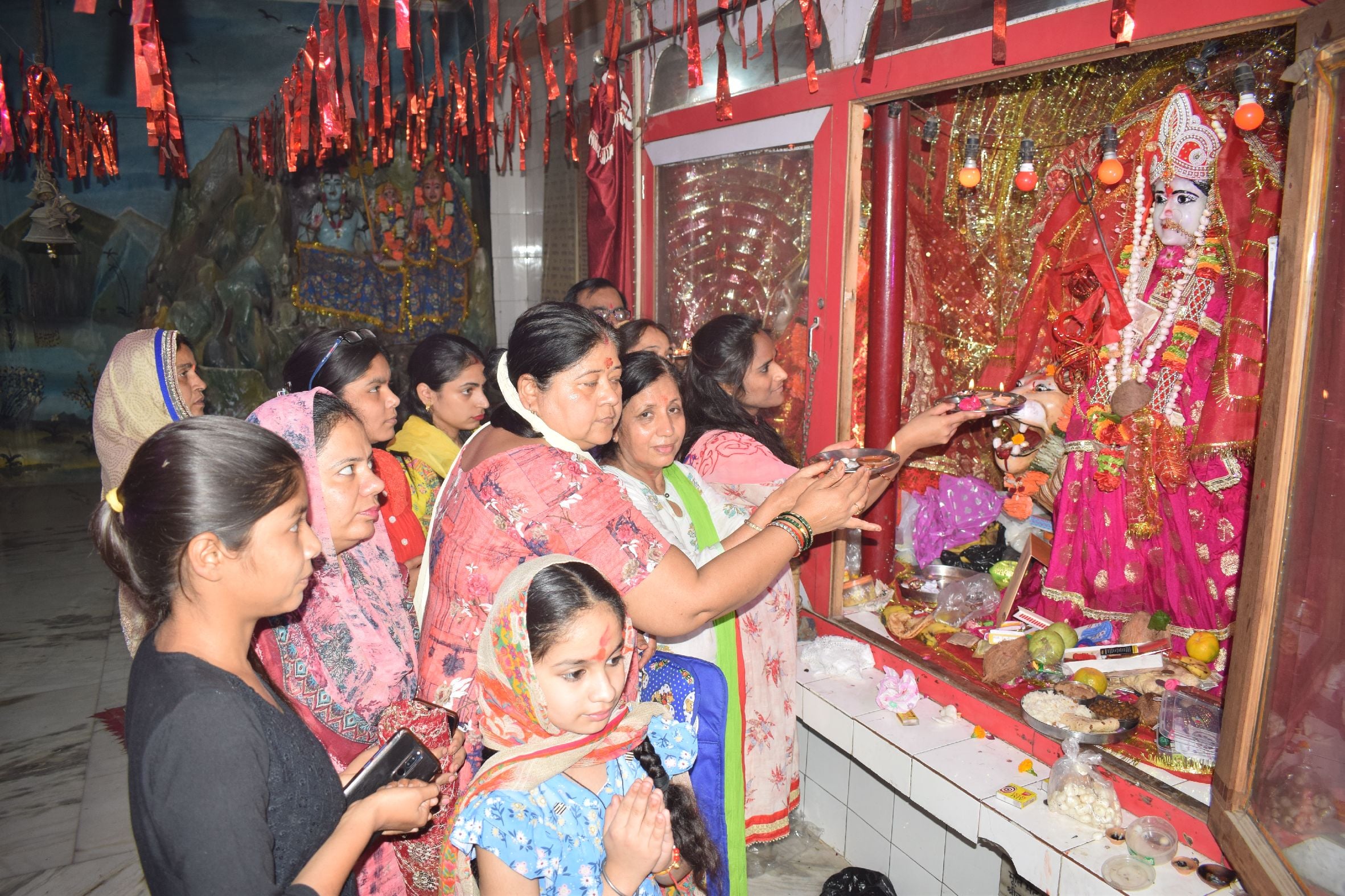 शाहजहांपुर में दुर्गा नवमी मां दुर्गा की पूजा करती महिलाएं । संवाद शाहजहांपुर में दुर्गा नवमी मां दुर्गा की पूजा करती महिलाएं । संवाद