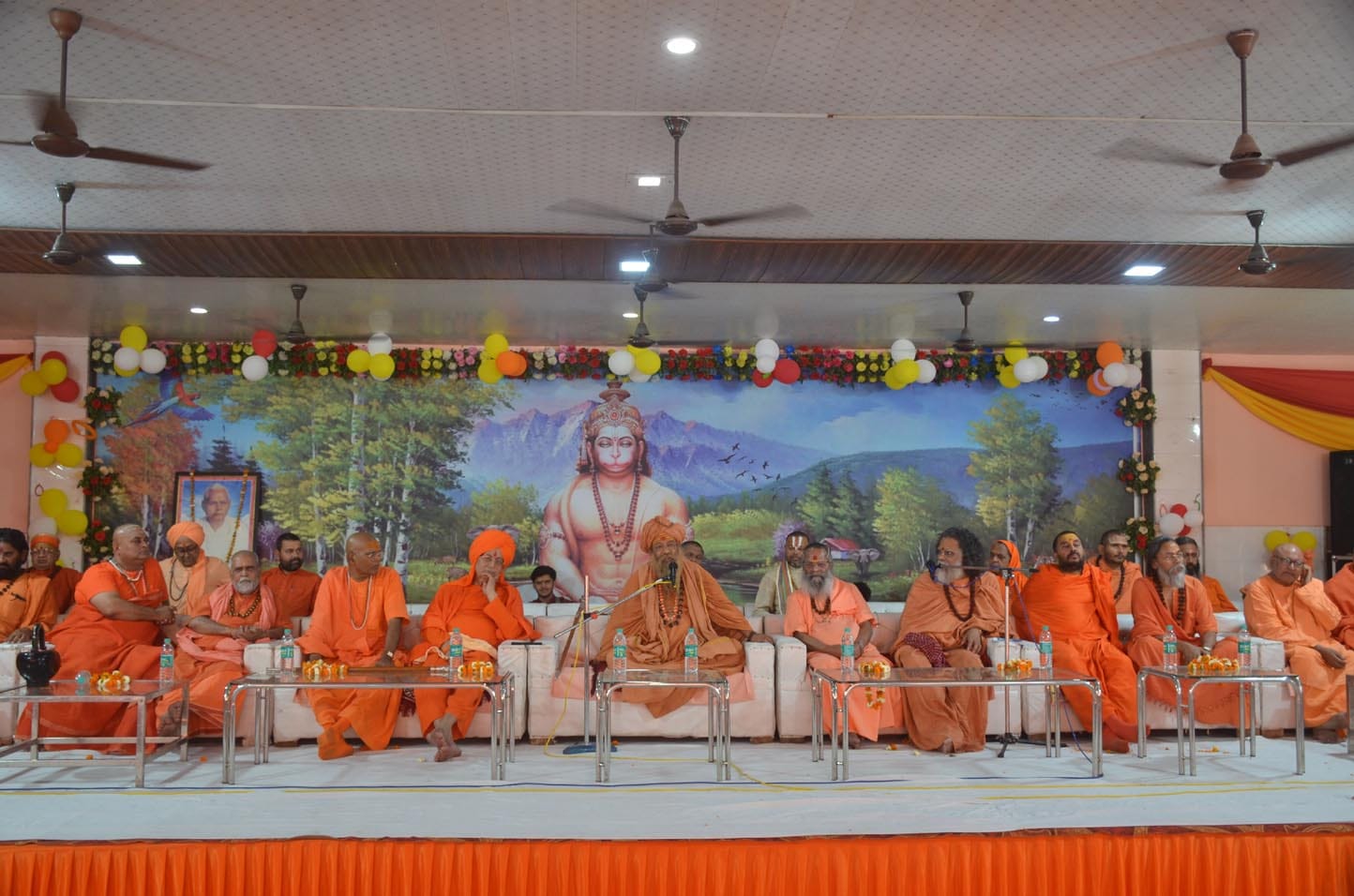 शुक्रतीर्थ हुनमतधाम में सन्त समेलन में बोलते महामंडलेश्वर स्वामी विसोकनन्द भारती महाराज बीकान