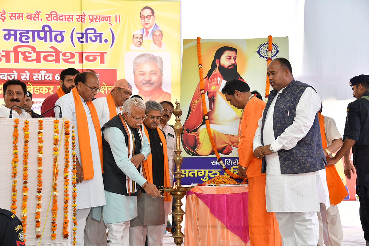श्री गुरु रविदास धर्मशाला एवं मंदिर में 5वें राष्ट्रीय अधिवेशन के समापन सत्र का शुभारंभ करते मुख? श्री गुरु रविदास धर्मशाला एवं मंदिर में 5वें राष्ट्रीय अधिवेशन के समापन सत्र का शुभारंभ करते मुख?