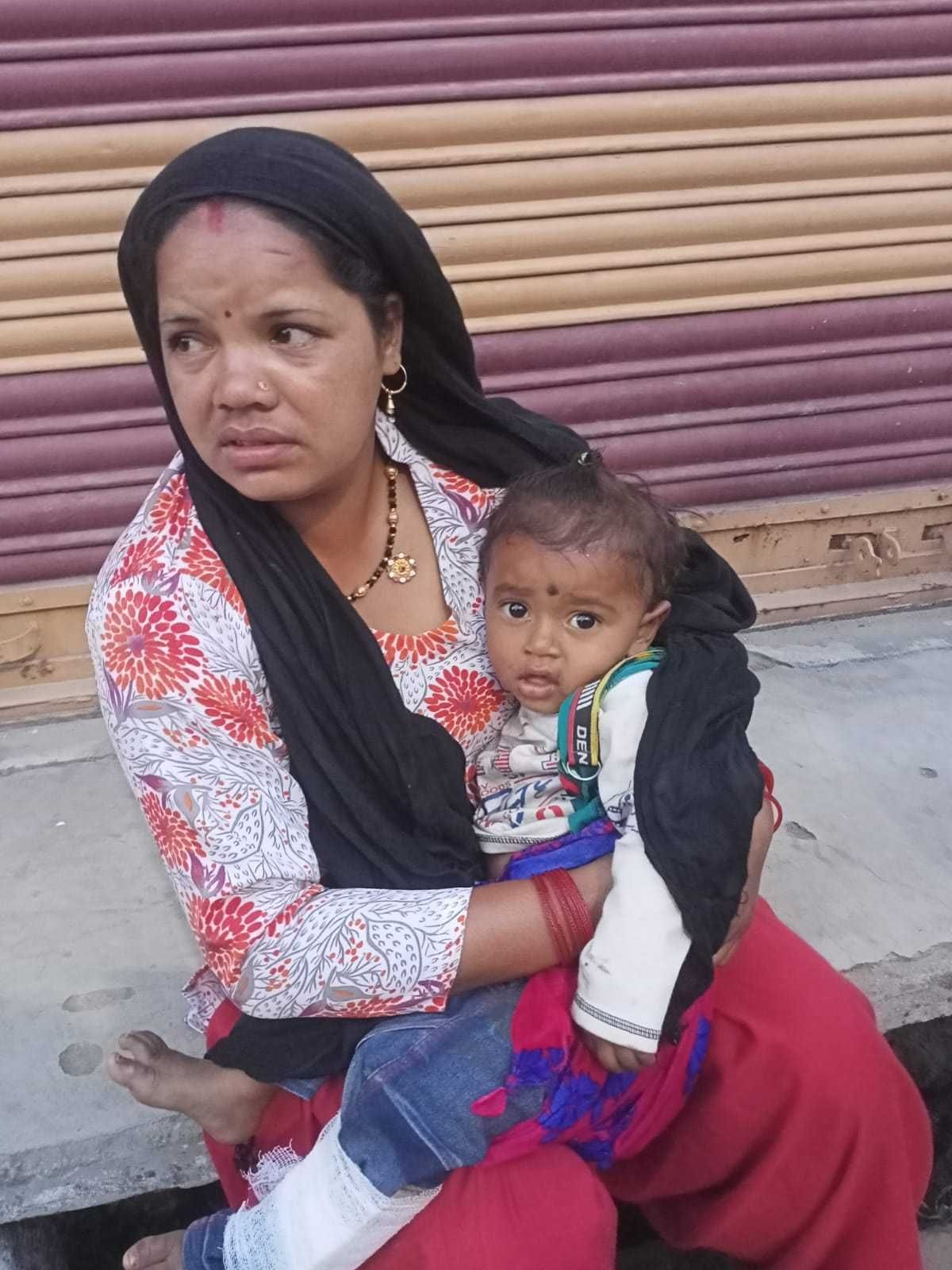 टनकपुर में अपनी ताई के साथ दुर्घटनाग्रस्त जीप में सवार डेढ़ साल का ऋषभ। संवाद न्यूज एजेंसी