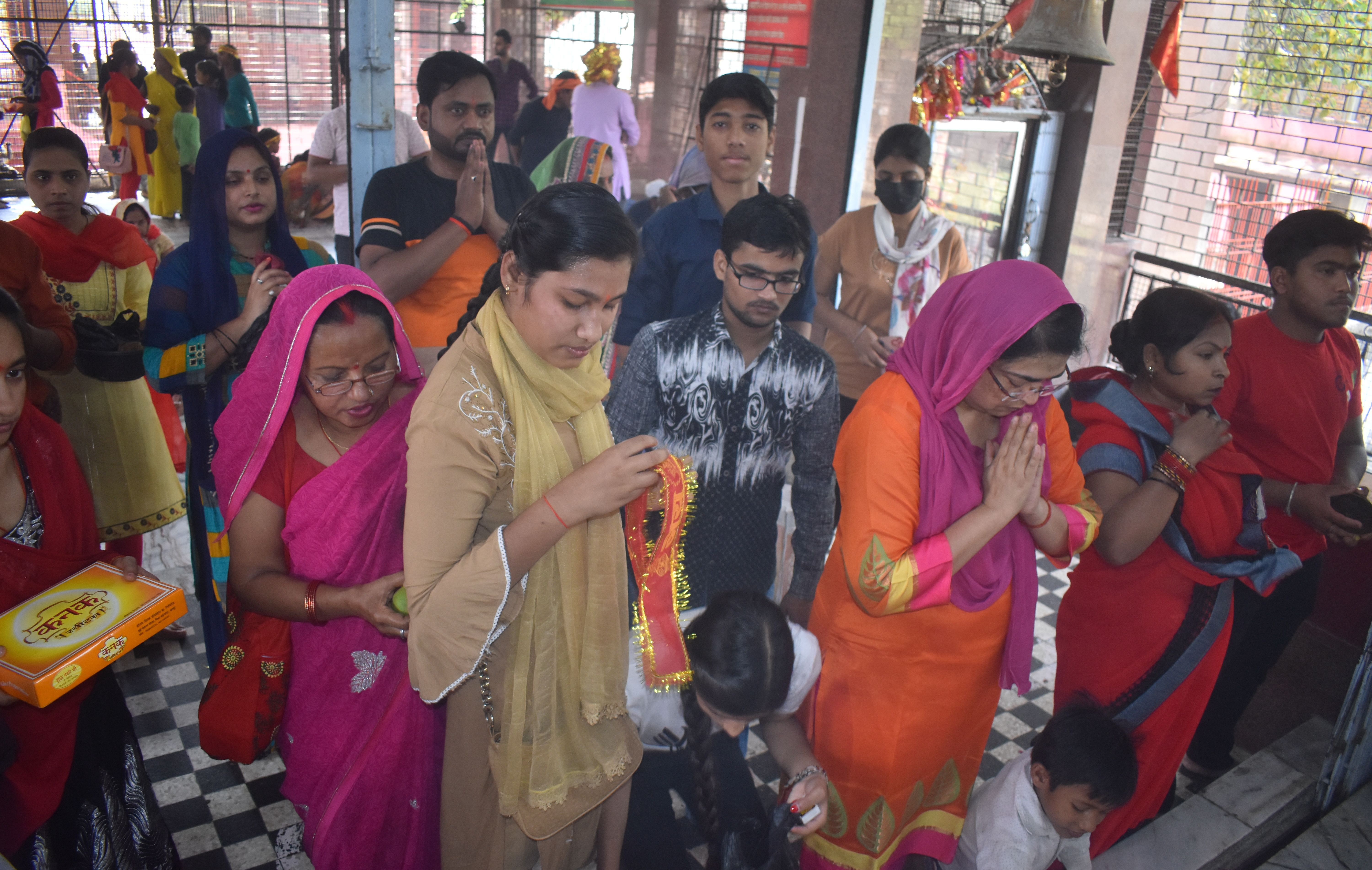 दुर्गा मंदिर में देवी मां के दर्शन करते भक्त। संवाद