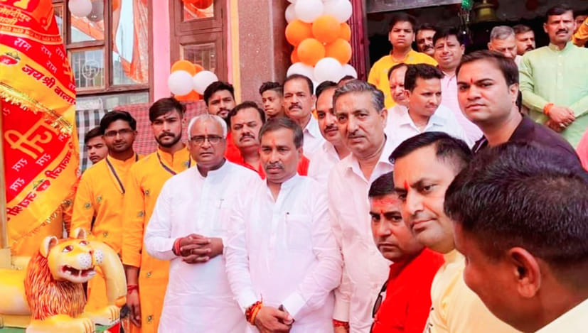 देवबंद में श्री बालाजी जन्मोत्सव पर बालाजी महाराज की पूजा अर्चना करते राज्यमंत्री बृजेश सिंह देवबंद में श्री बालाजी जन्मोत्सव पर बालाजी महाराज की पूजा अर्चना करते राज्यमंत्री बृजेश सिंह