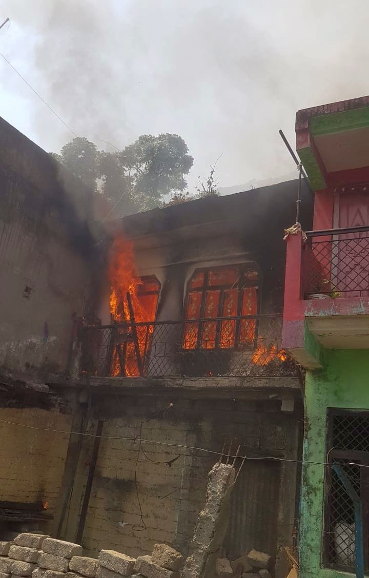 धारचूला के ग्वाल गांव में आग लगने के बाद धधकता घर। धारचूला के ग्वाल गांव में आग लगने के बाद धधकता घर।