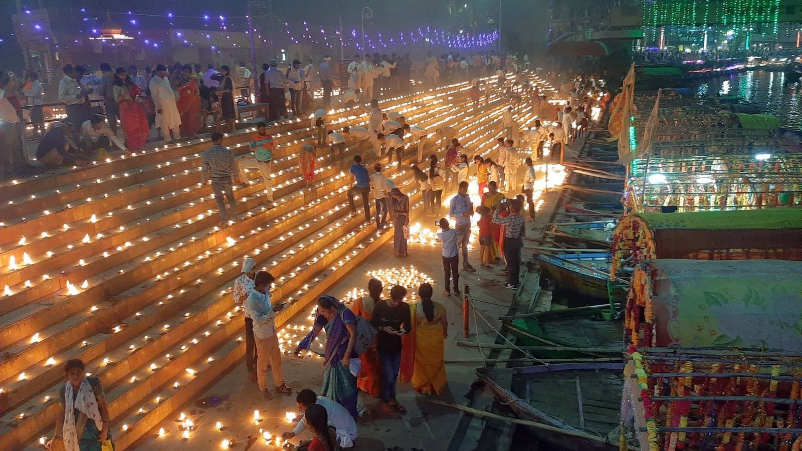 धर्मनगरी में गौरव दिवस पर रामनवमी को पांच लाख दिए जलाए जाने के क्रम में राघवघाट पर दीप जलाते भक्त धर्मनगरी में गौरव दिवस पर रामनवमी को पांच लाख दिए जलाए जाने के क्रम में राघवघाट पर दीप जलाते भक्त