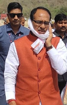 उफ्फ...ये गर्मी- चित्रकूट आगमन पर आरोग्यधाम हेलीपैड पर उतरते ही 45 डिग्री से अधिक तापमान में मप्र के उफ्फ...ये गर्मी- चित्रकूट आगमन पर आरोग्यधाम हेलीपैड पर उतरते ही 45 डिग्री से अधिक तापमान में मप्र के