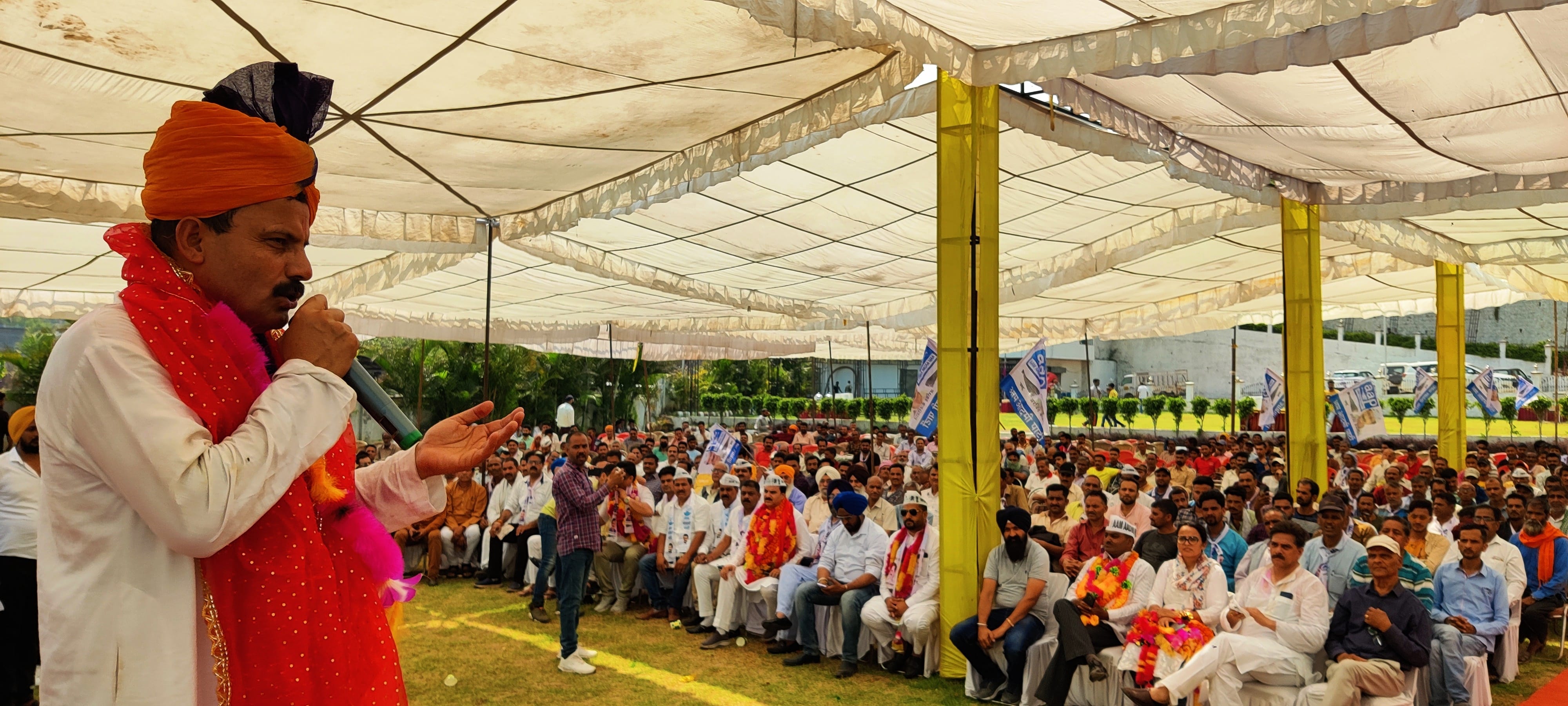 उधमपुर: आम आदमी पार्टी नेता बलवंत सिंह मनकोटिया द्वारा निकाली गई रैली तथा जनसभा को संबोधित करते ह