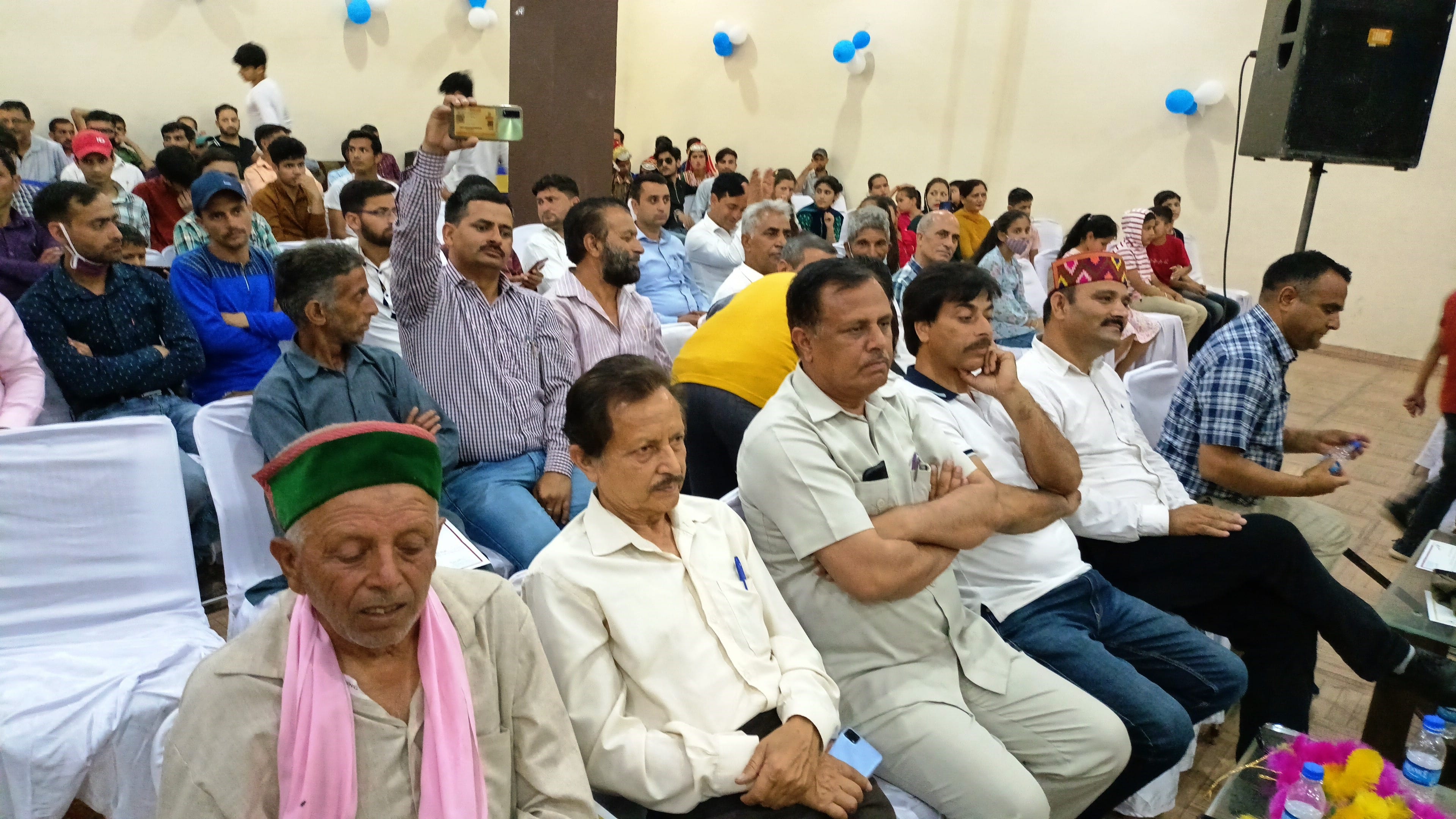 उधमपुर: गद्दी सभा के फाउंडेशन डे पर प्रस्तुति देते हुए कलाकार तथा बैठे गणमान्य. उधमपुर: गद्दी सभा के फाउंडेशन डे पर प्रस्तुति देते हुए कलाकार तथा बैठे गणमान्य.