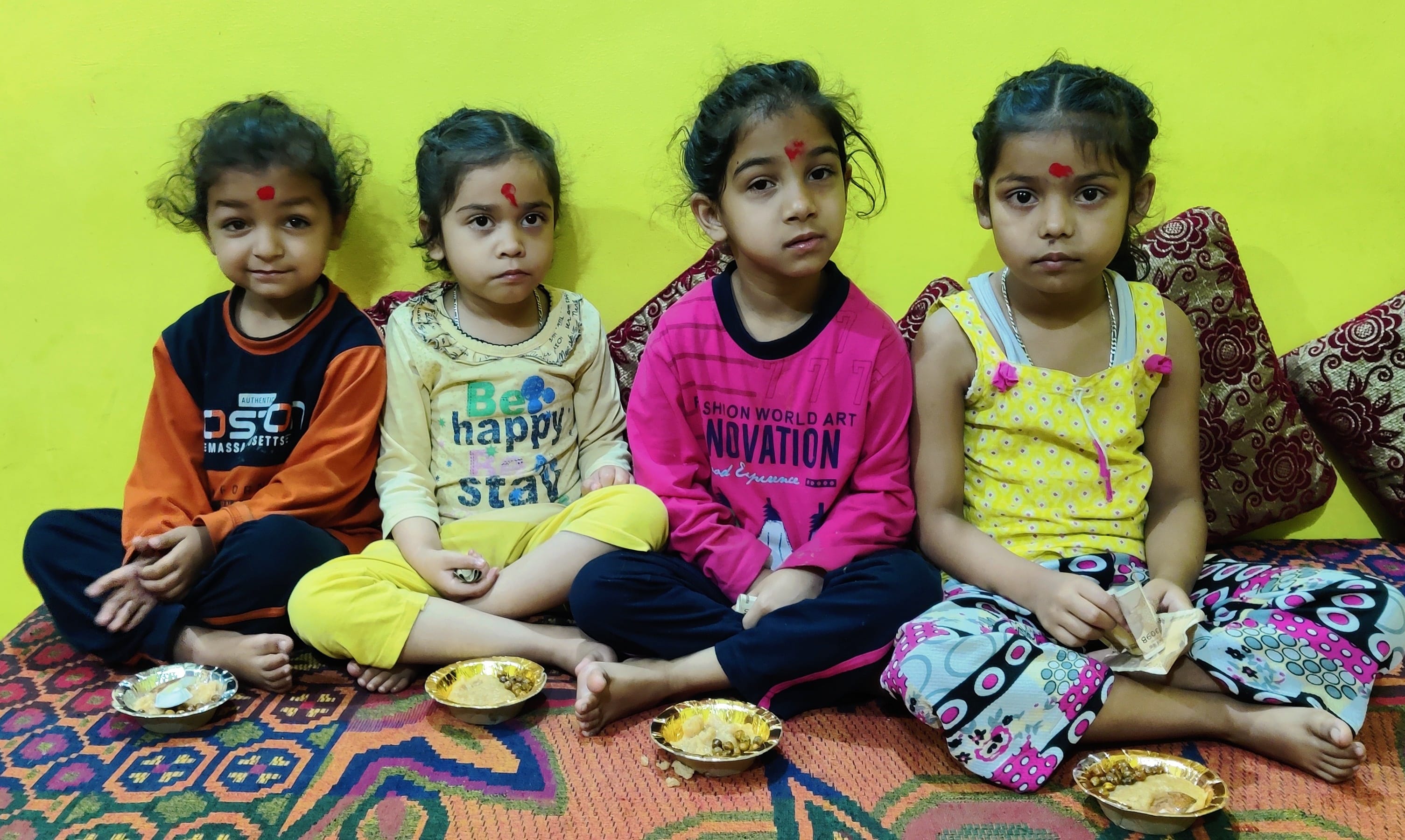 उधमपुर: देविका तट पर साख विसर्जित करते हुए लोग तथा कंजक पुजते हुए.