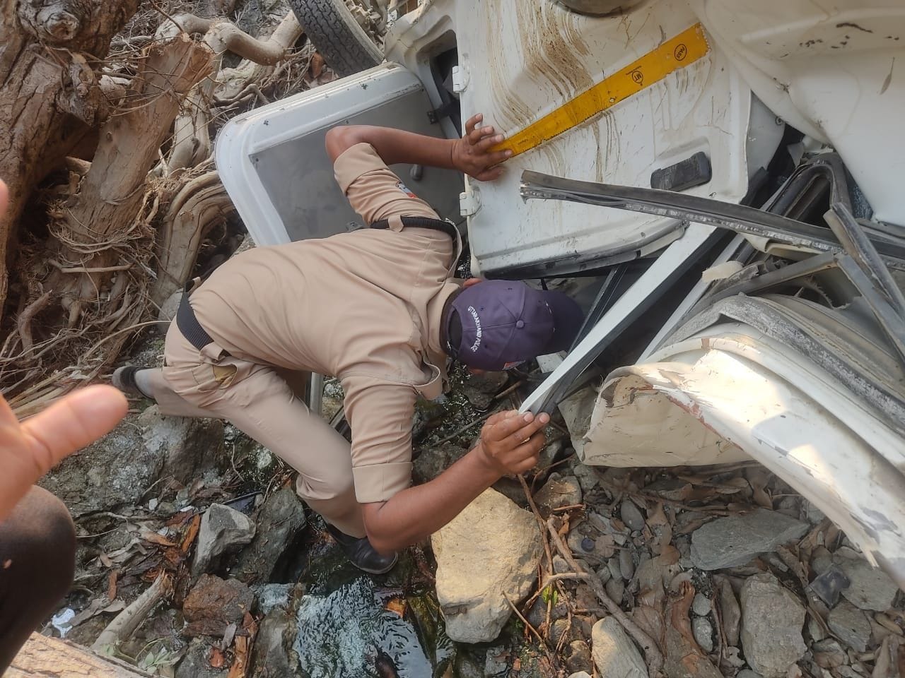 वाहन दुर्घटना में जिंदगी की तलाश करता पुलिसकर्मी।