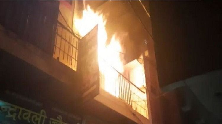Mathura: Incendie massif dans un magasin de vêtements en raison d’un court-circuit, des marchandises valant des milliers de roupies réduites en cendres