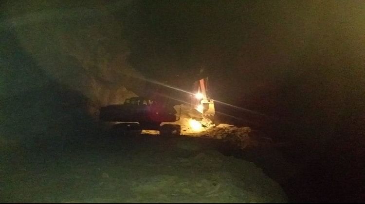 Une grande partie de la roche a glissé sur la route à Kaudiya, la circulation a été bloquée en raison de l’accumulation de tonnes de débris.