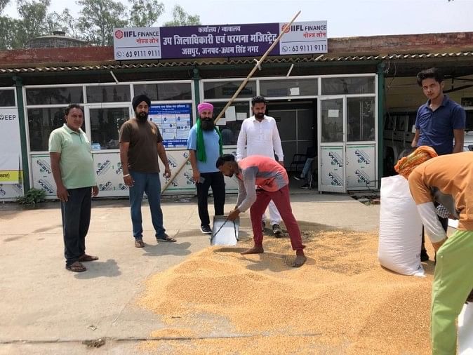 Petani Menggulingkan Troli – Petani membalikkan troli gandum berat di depan kantor SDM