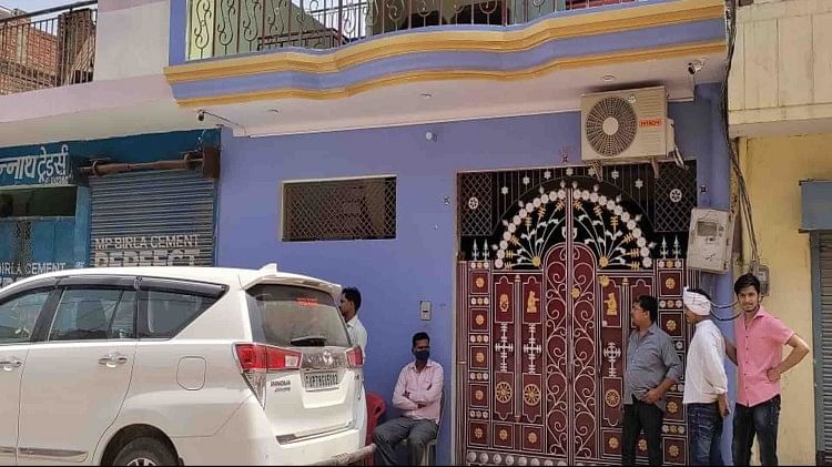 La maison de l’homme d’affaires de Gutkha a fait l’objet d’une descente : des crores de fraude se déroulaient au nom des domestiques, six crores et demi sont sortis des canapés et des matelas