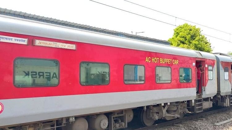 Auraiya: Nandan Kanan Express arrêté pendant une heure en raison d’une panne de moteur, les passagers sont restés contrariés, la route Delhi-Howrah perturbée