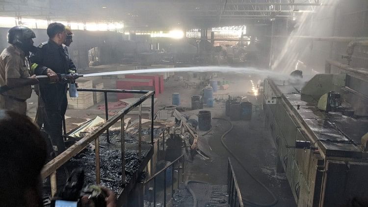 Un incendie s’est déclaré dans une usine de fabrication de plis située dans une zone industrielle à Kavinagar, il y a eu des remous parmi les travailleurs