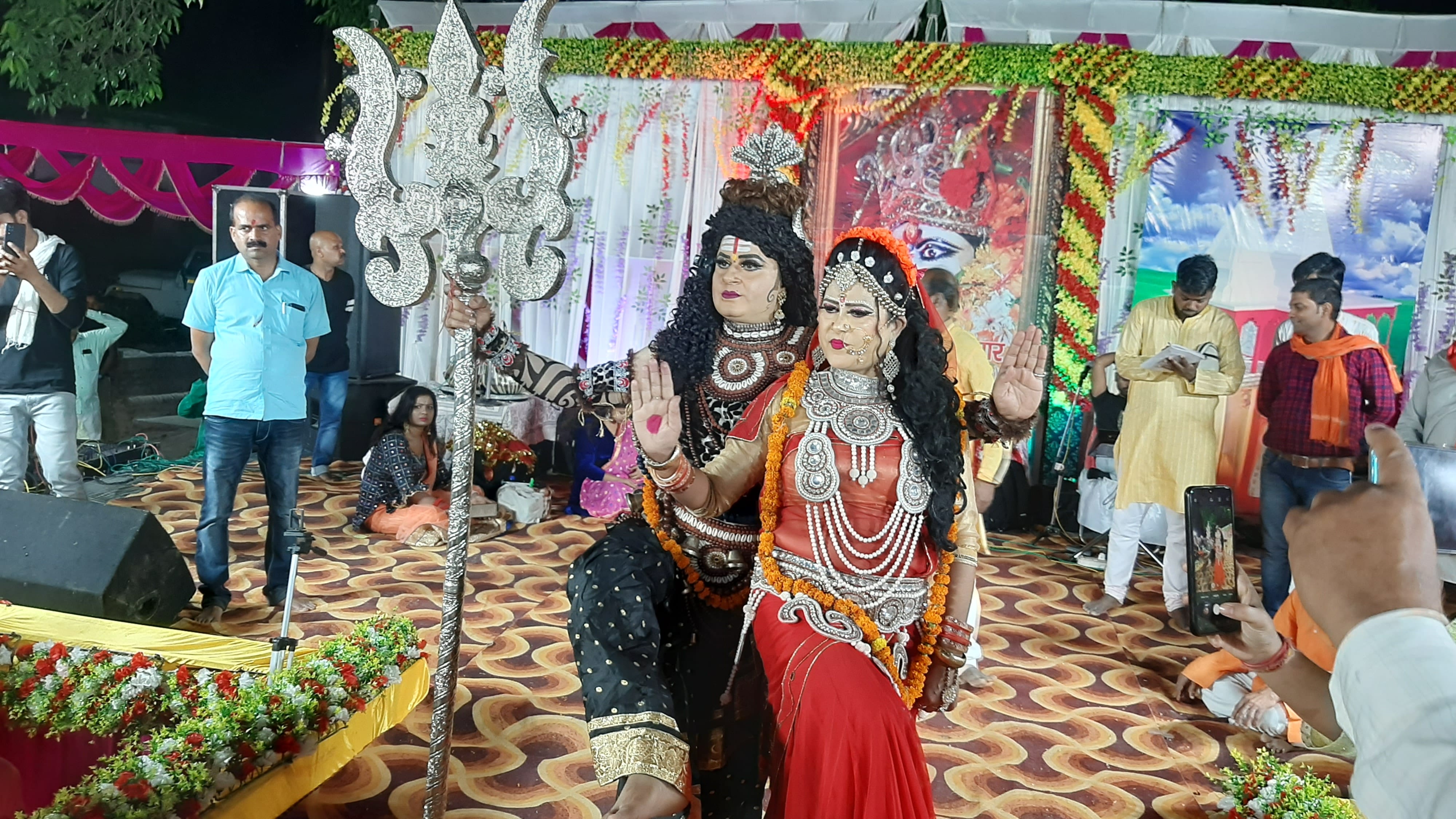 अमिला में माँ दुर्गा मंदिर परिसर में चैत्र नवरात्र पर भव्य भगवती जागरण में झांकी प्रस्तुत करते क? अमिला में माँ दुर्गा मंदिर परिसर में चैत्र नवरात्र पर भव्य भगवती जागरण में झांकी प्रस्तुत करते क?