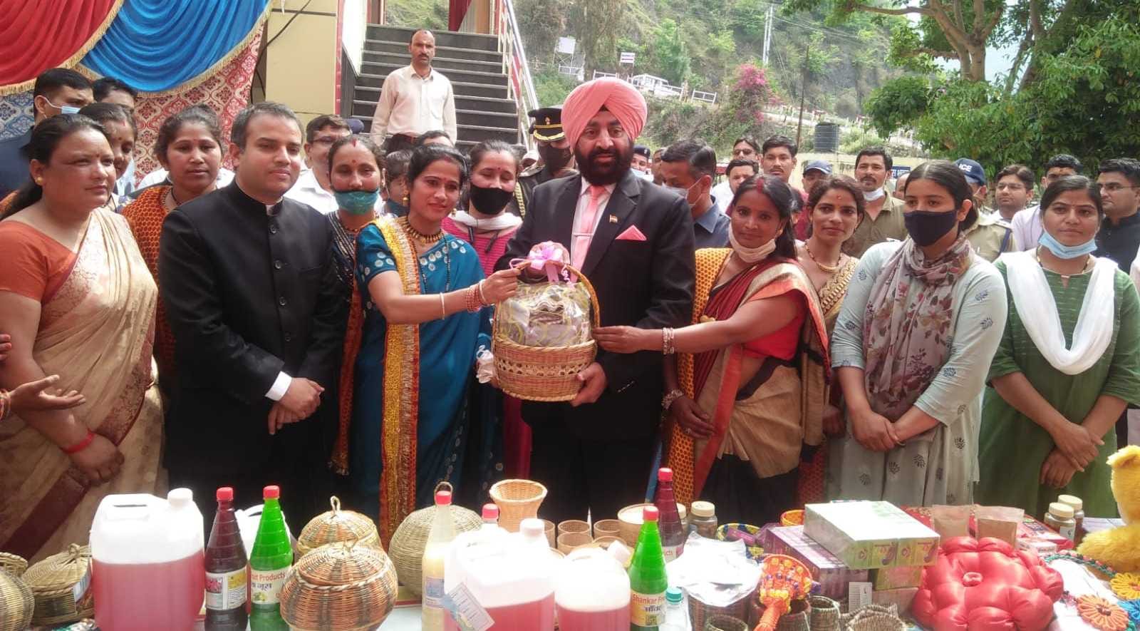 बागेश्वर दौरे पर आए राज्यपाल गुरमीत सिंह को उत्पाद प्रदान करते स्वयं सहायता समूहों के पदाधिकारी