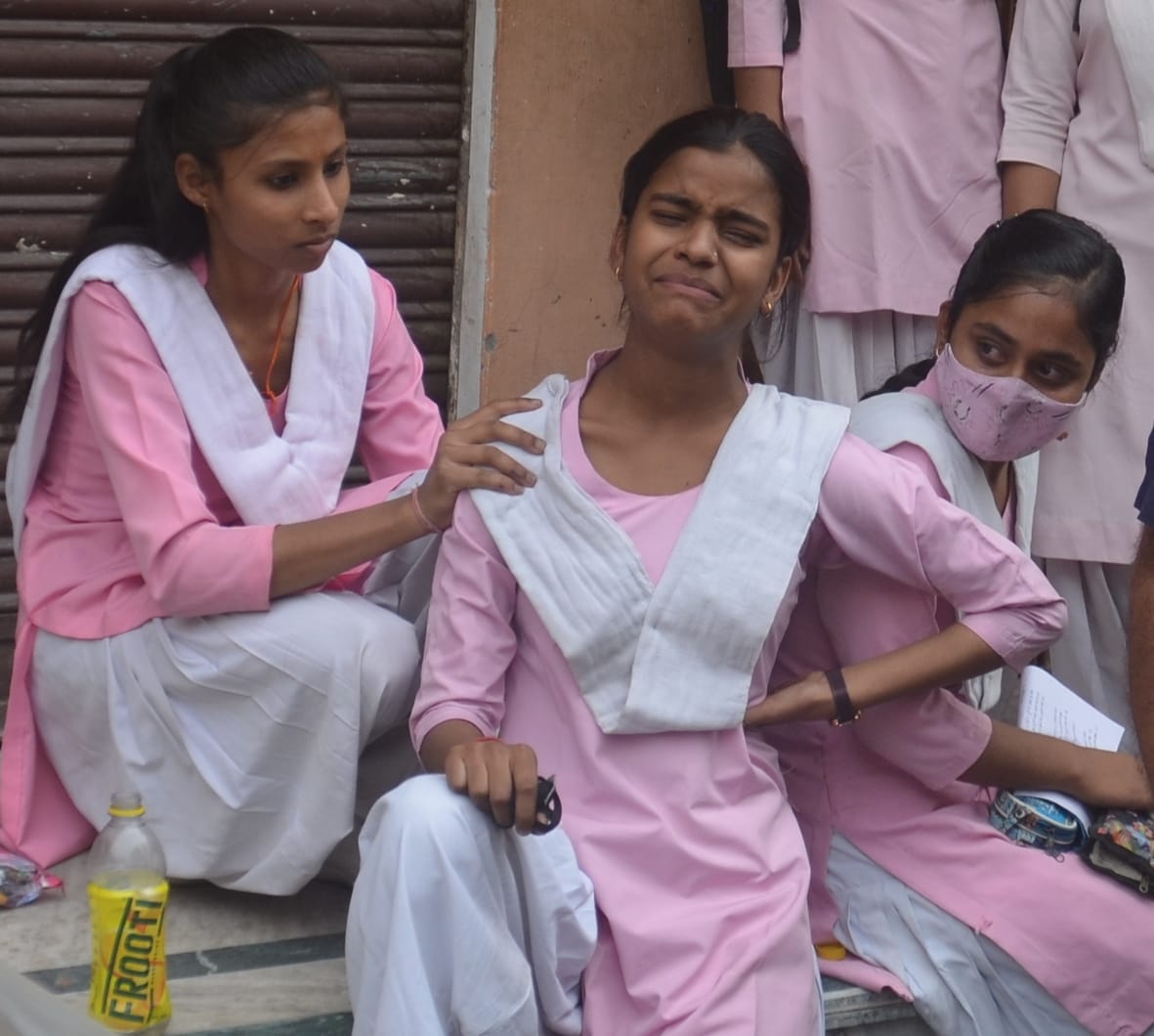 बाइक की टक्कर लगने से दर्द से तड़पती रही छात्रा,नही पकड़ में आए सिरफिरे युवक:बागपत के श्री यमुना इ?