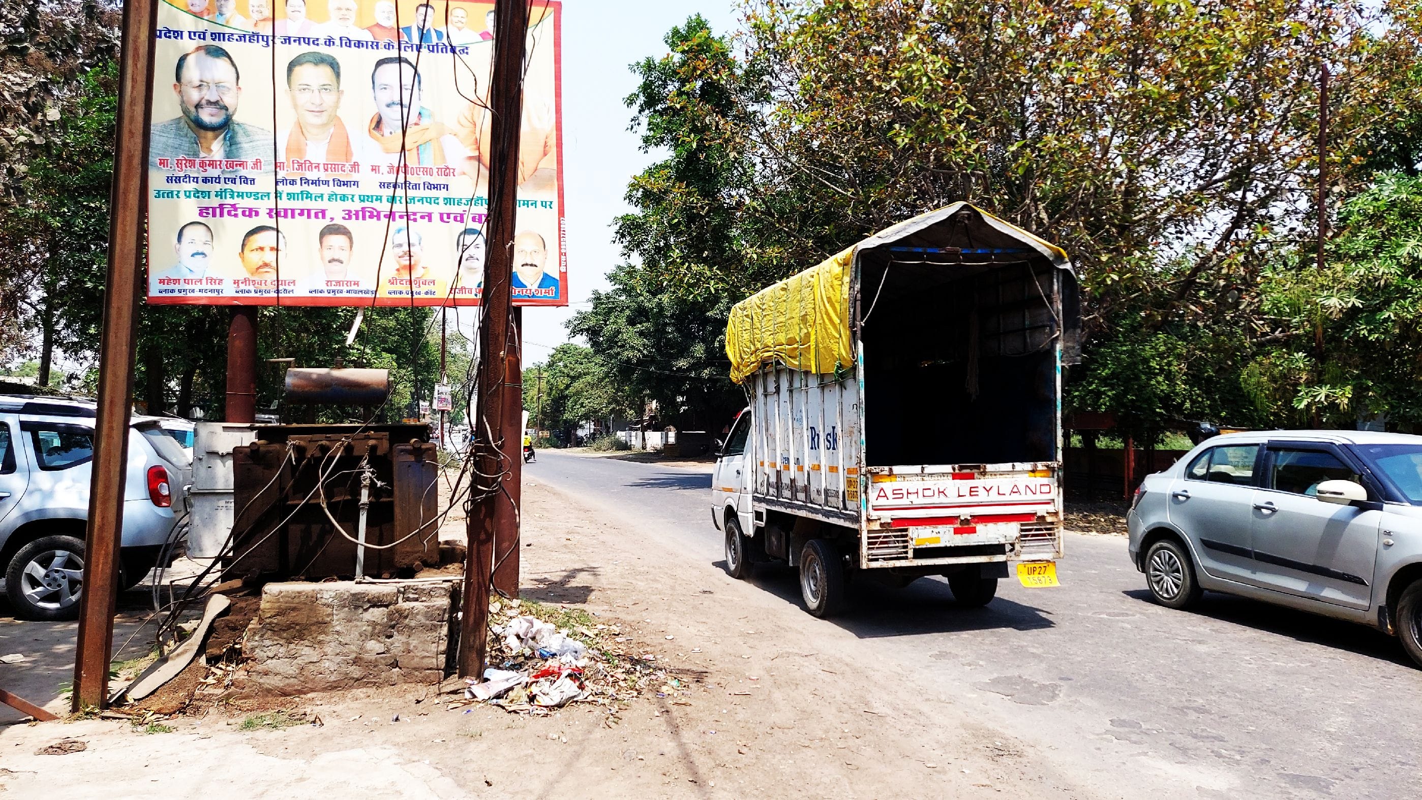ब्लाक भावलखेड़ा के सामने रखा ट्रांसफार्मर और सड़क किनारे लगे बिजली के खम्भे । संवाद