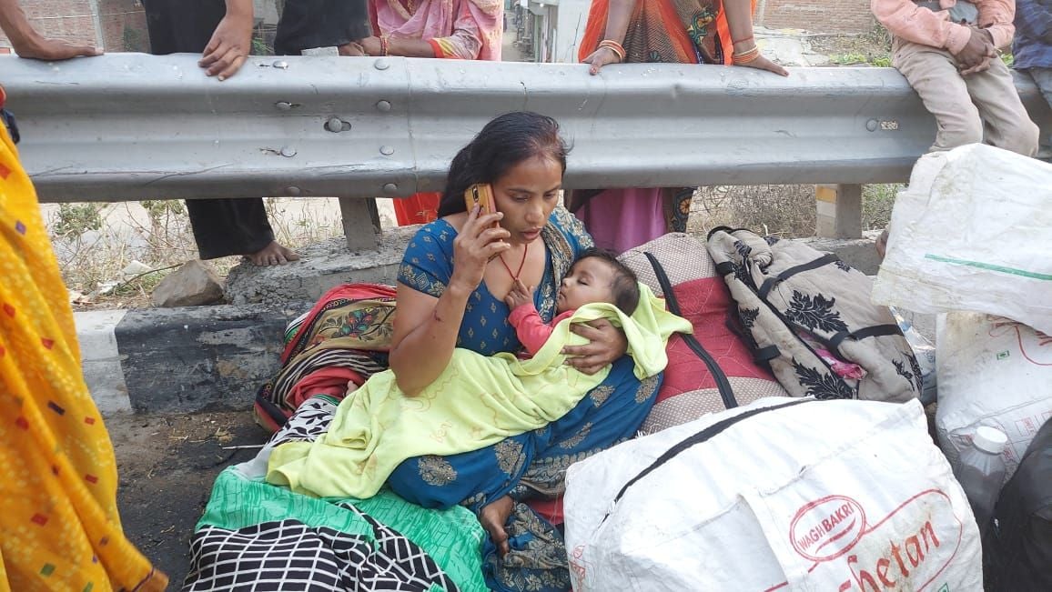 बेटे आदर्श को गोद में लिए तारा परिजनों को फोन से घटना की जानकारी देती हुई बेटे आदर्श को गोद में लिए तारा परिजनों को फोन से घटना की जानकारी देती हुई