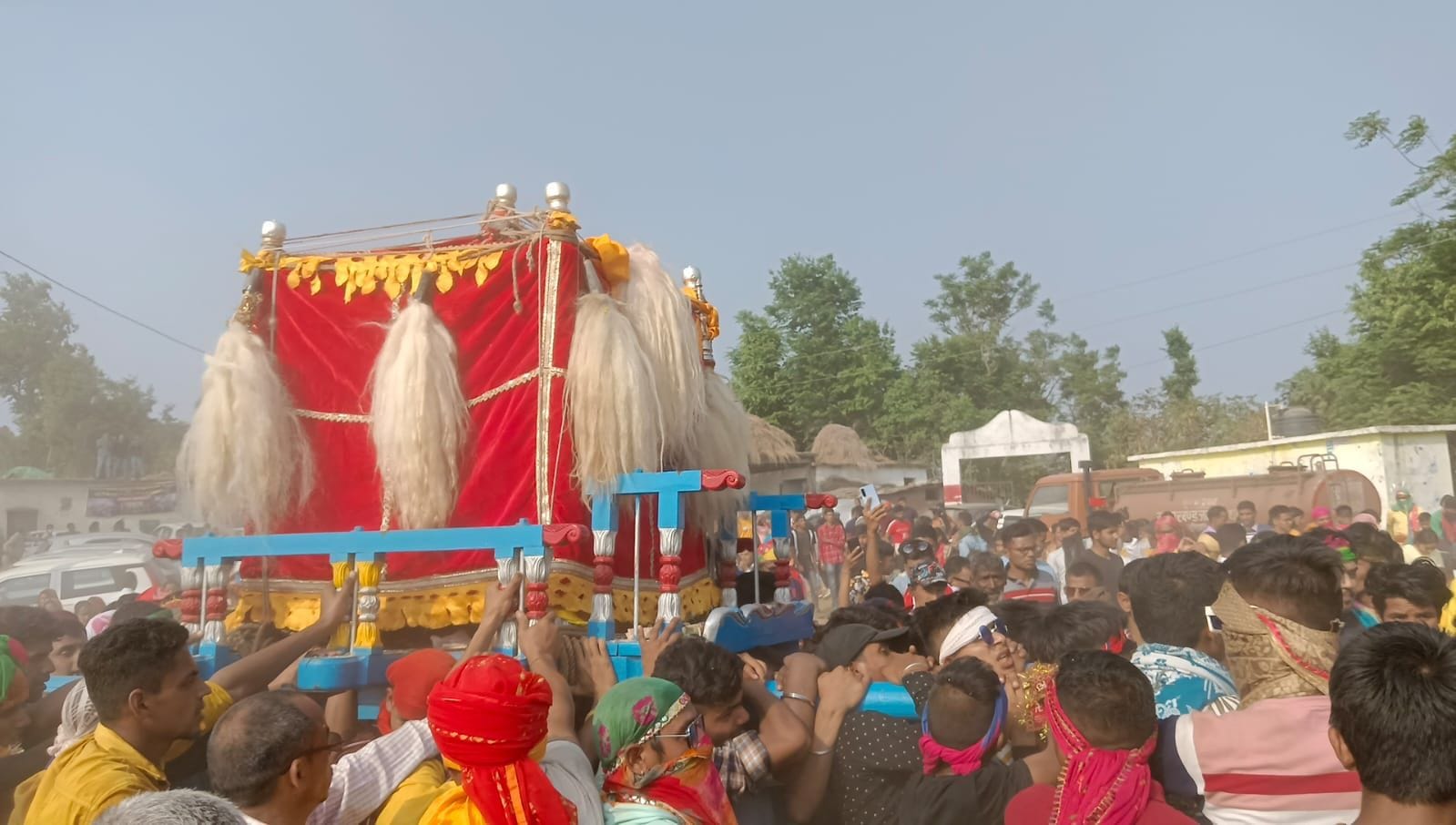 गुमदेश के चैतोला मेले में चमूदेवता के रथ को मंदिर की ओर ले जाते श्रद्धालु।
