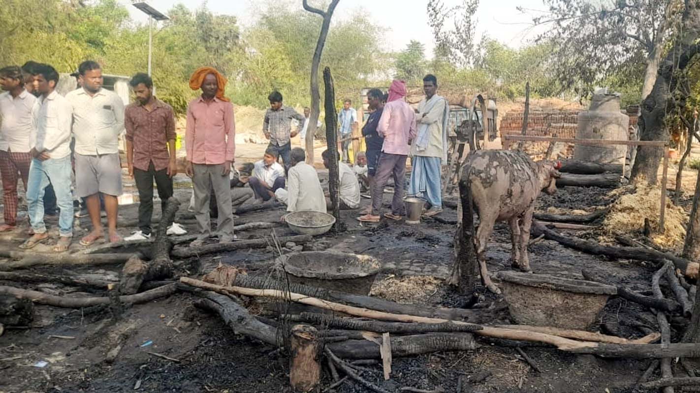 गांव सिंगापुर कुरसंडा में आग से जला घर और झुलसी भैंस