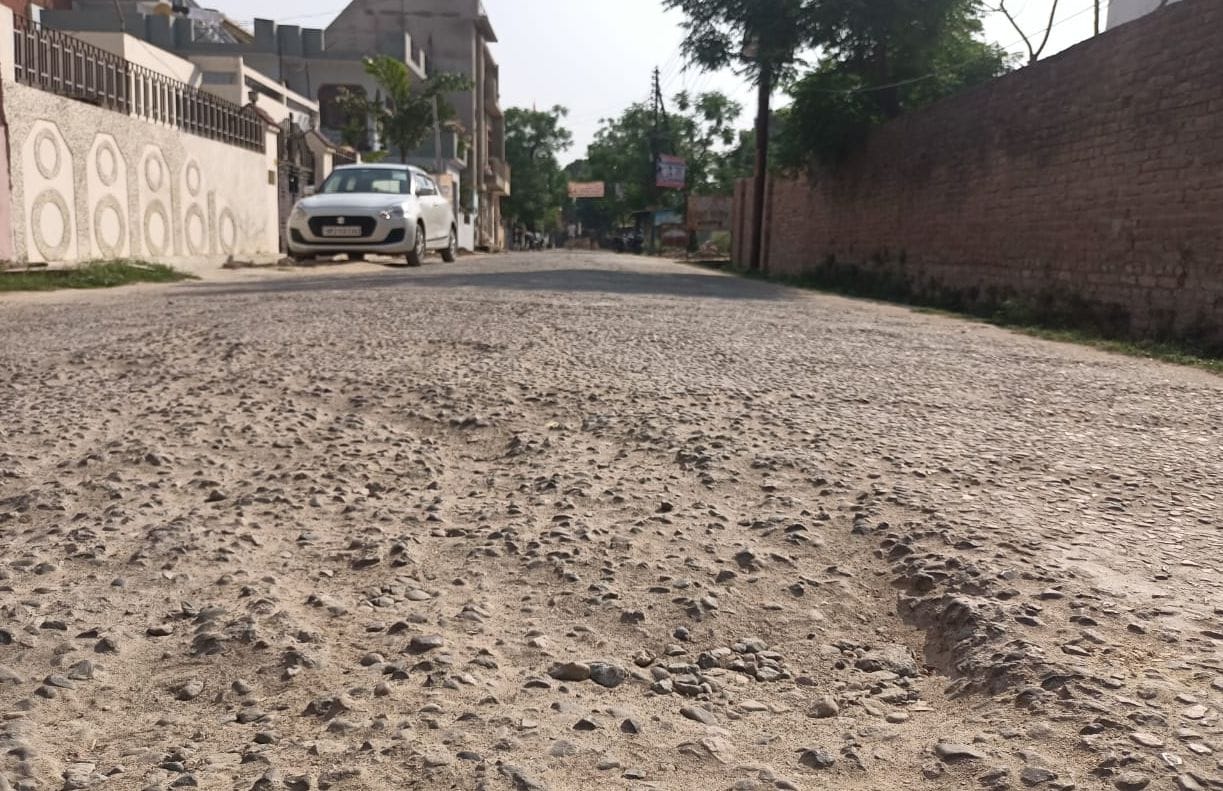 जर्जर पड़ी आवास विकास कॉलोनी की सड़क। संवाद जर्जर पड़ी आवास विकास कॉलोनी की सड़क। संवाद