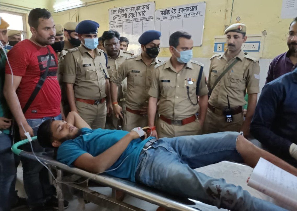 कोहडौर थाना क्षेत्र के भागीपुर में पुलिस मुठभेड़ में गोली लगने से घायल बदमाश लालू से मेडिकल काले? कोहडौर थाना क्षेत्र के भागीपुर में पुलिस मुठभेड़ में गोली लगने से घायल बदमाश लालू से मेडिकल काले?