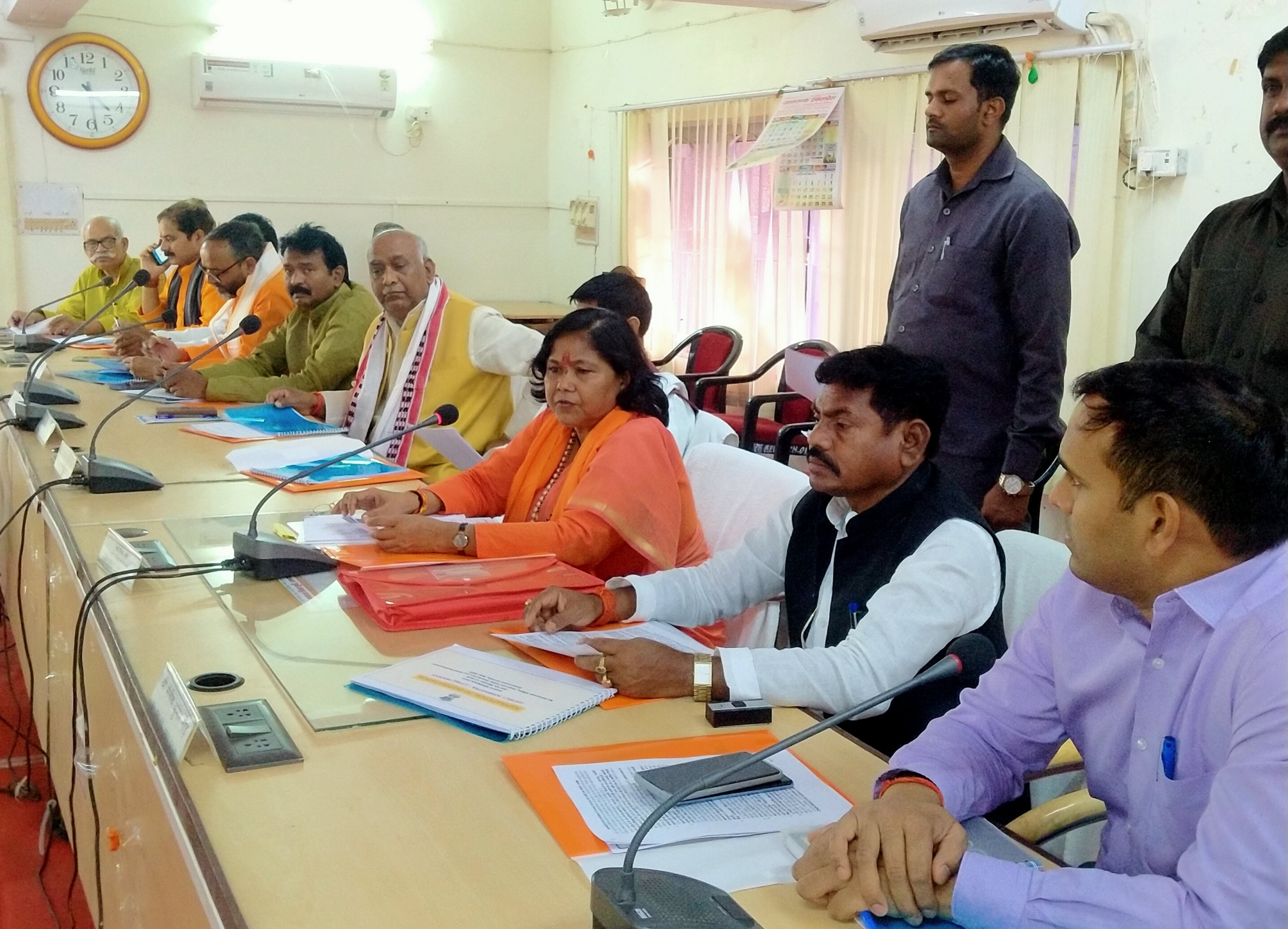 कलेक्ट्रेट सभागार में समीक्षा करती केंद्रीय मंत्री साध्वी निरंजन ज्योति । कलेक्ट्रेट सभागार में समीक्षा करती केंद्रीय मंत्री साध्वी निरंजन ज्योति ।