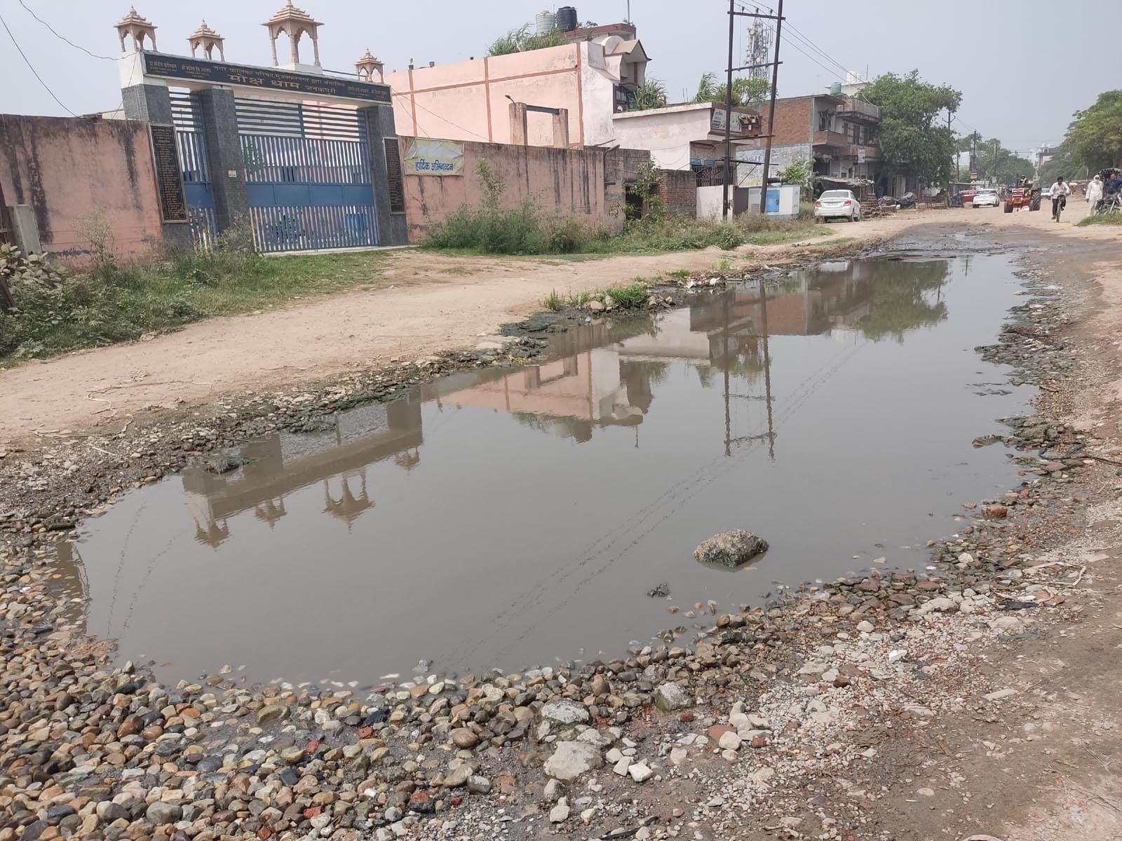मुजफ्फरनगर के जनकपुरी के मुक्तिधाम पर चक्करवाली सडक हुई तालाब में तब्दील । मुजफ्फरनगर के जनकपुरी के मुक्तिधाम पर चक्करवाली सडक हुई तालाब में तब्दील ।