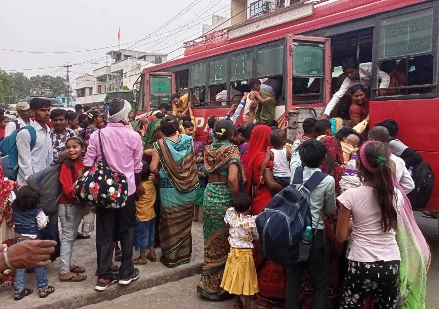 मारामारी: टनकपुर रोडवेज बस स्टेशन में एक अदद सीट की तलाश में मची अफरातफरी। संवाद न्यूज एजेंसी मारामारी: टनकपुर रोडवेज बस स्टेशन में एक अदद सीट की तलाश में मची अफरातफरी। संवाद न्यूज एजेंसी