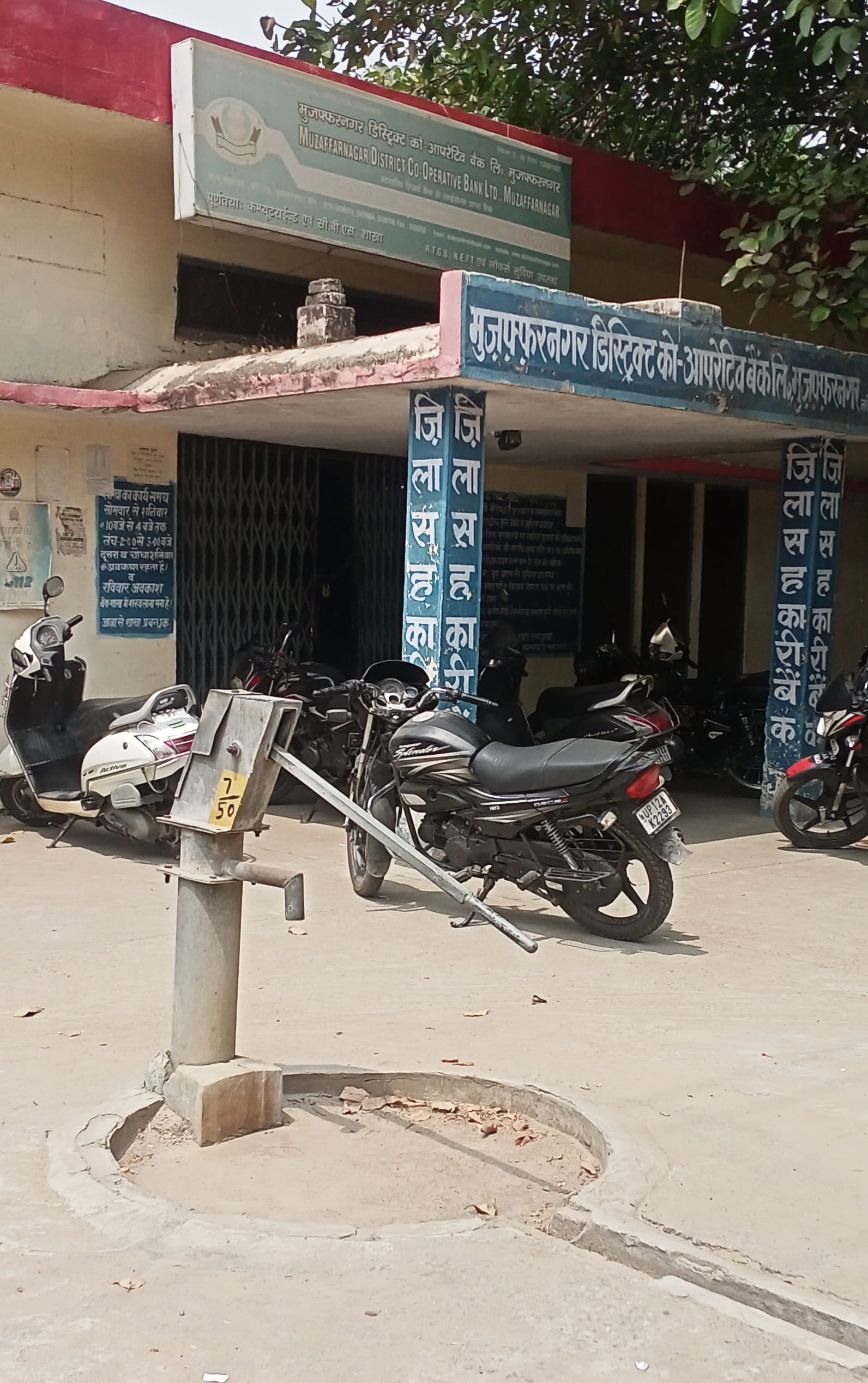 नवीन मंडी स्थल पर खराब पडा हैडपम्प।