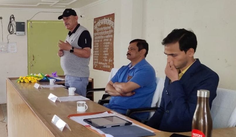 पिथौरागढ़ में पालिका की बोर्ड बैठक में बोलते विधायक। संवाद पिथौरागढ़ में पालिका की बोर्ड बैठक में बोलते विधायक। संवाद